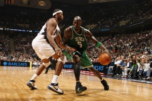 拉菲尼亚入场解围引冲突，巴西双星友谊赛上演两难时刻