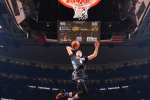 莫耶斯梦剧场破咒创历史 铁锤帮客场力擒红魔拿下关键三分