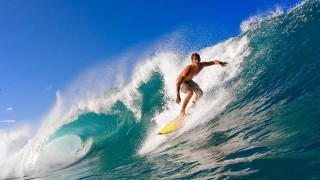 英超积分镜像，枪手红军前十轮上演时空互换，争冠格局再添悬念