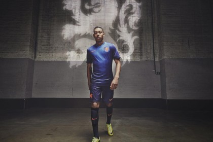 半场压制显威，巴黎锋线利刃出鞘！巴萨主场陷被动，战术博弈暗藏玄机