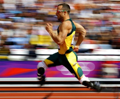 争议哨声划破夜空！福登禁区内倒地未判点球，曼城与纽卡激战引爆判罚大讨论