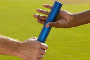 英超争冠格局生变，枪城对决白热化 蓝狮悄然崛起引名宿警示